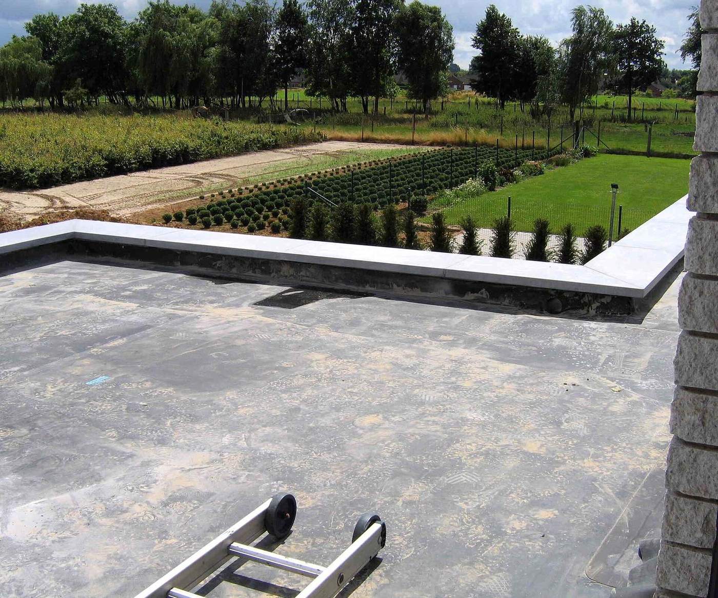 Plat dak met een afgewerkte EPDM-dakbedekking en een lage dakrand